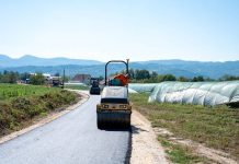 Trbušani kod Čačka dobijaju novi asfalt, poljoprivrednicima olkšan pristup do plastenika i veza sa tržištom