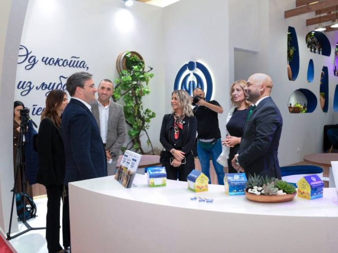 NASLOVNA - Stand Kompanije Dunav osiguranje posetio je i ministar kulture Republike Srbije Nikola Selakovic (2)